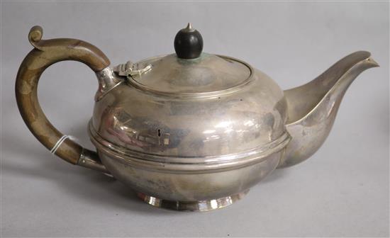 A George V silver teapot, S.W. Smith & Co, Birmingham, 1920, gross 16oz.